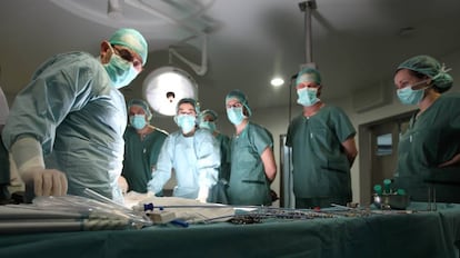 El equipo de trasplantes del hospital Virgen de las Nieves de Granada, durante un simulacro de donaci&oacute;n en asistolia, en un quirofano.