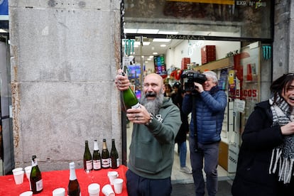 Alegría en la administración 150 del centro de Madrid, donde se ha vendido el número 77768, uno de los cuartos premios, y del número 11840.