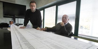 Pedro Medrano y Cándido Moreno muestran una de las sábanas con el registro de todos los herederos de un monte comunal.