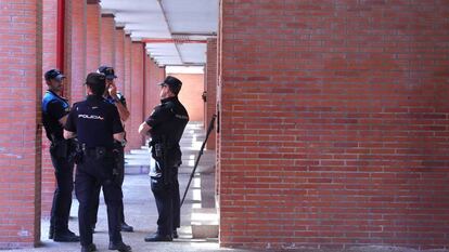 Agentes de la policía en la calle Victoria Kamhin, en Aranjuez