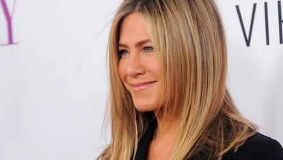 Jennifer Aniston

Su corte de pelo Rachel fue uno de los más copiados en los 90 y su melena rubia sigue despertando envidias a día de hoy. Para mantenerla, según confesó en una entrevista en la ABC News, se lava el cabello cada dos o tres días y usa serum a diario. Es fan de los productos de Living Prof (marca de la que a día de hoy es imagen y copropietaria), que no le ensucian el pelo y le permiten pasar más tiempo sin lavarlo.