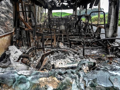 Un bus quemado por miembros del Clan del Golfo, cerca de San Pedro de los Milagros, en el departamento de Antioquía, Colombia, el 6 de mayo.