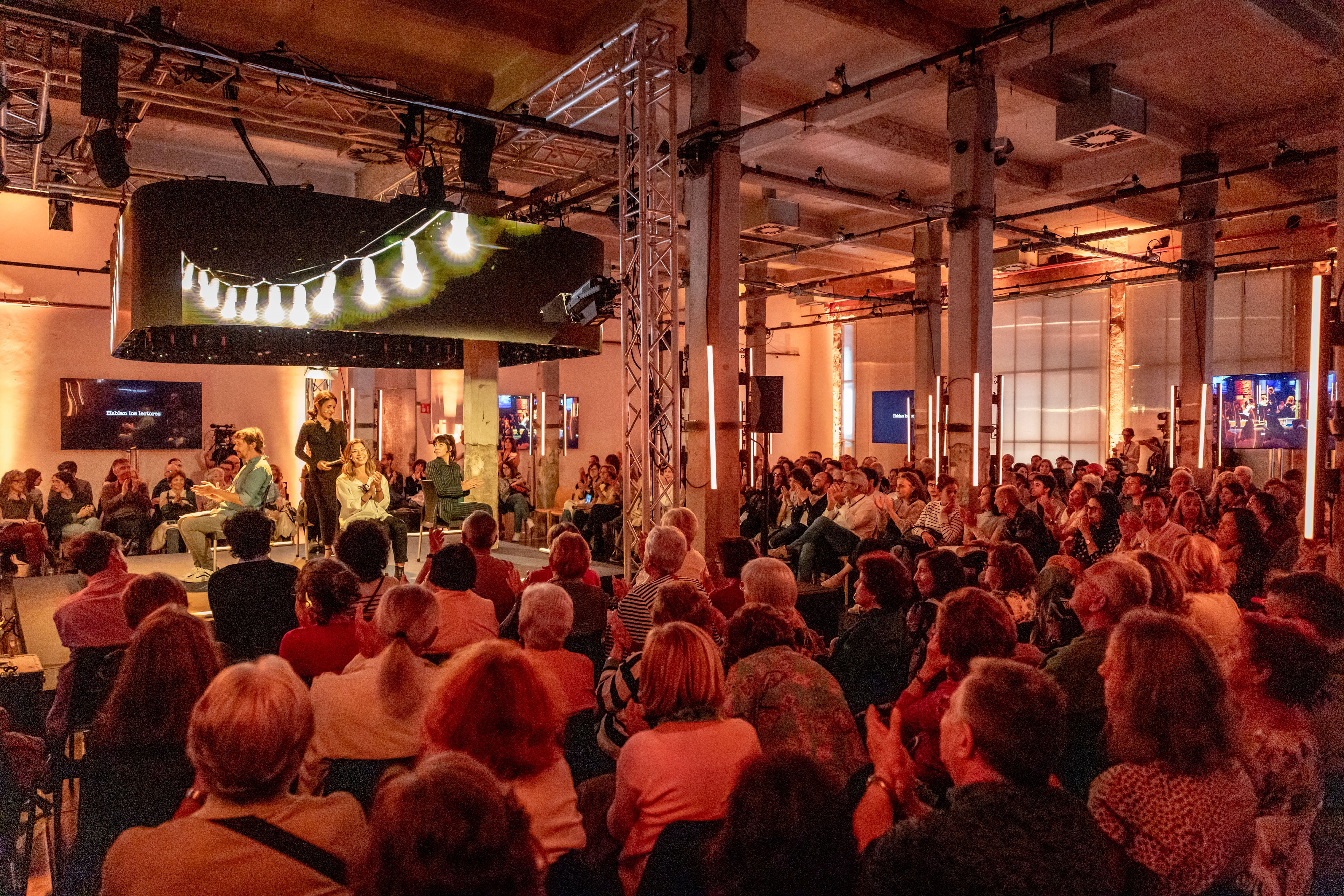 Lectura interpretada de cartas al director enviadas por los lectores de EL PAÍS, este sábado en Matadero Madrid.