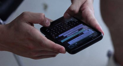 Móvil con la app de WhatsApp