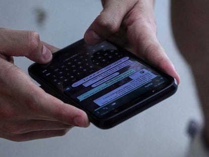 Móvil con la app de WhatsApp