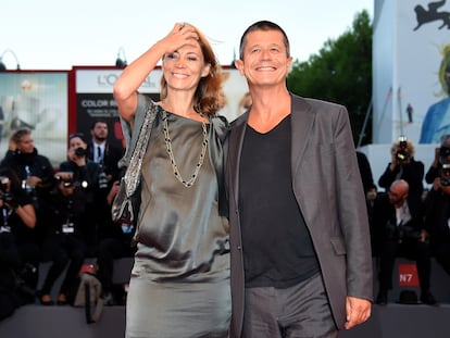 Hélène Devynck y Emmanuel Carrère, en el Festival de Venecia de 2015.