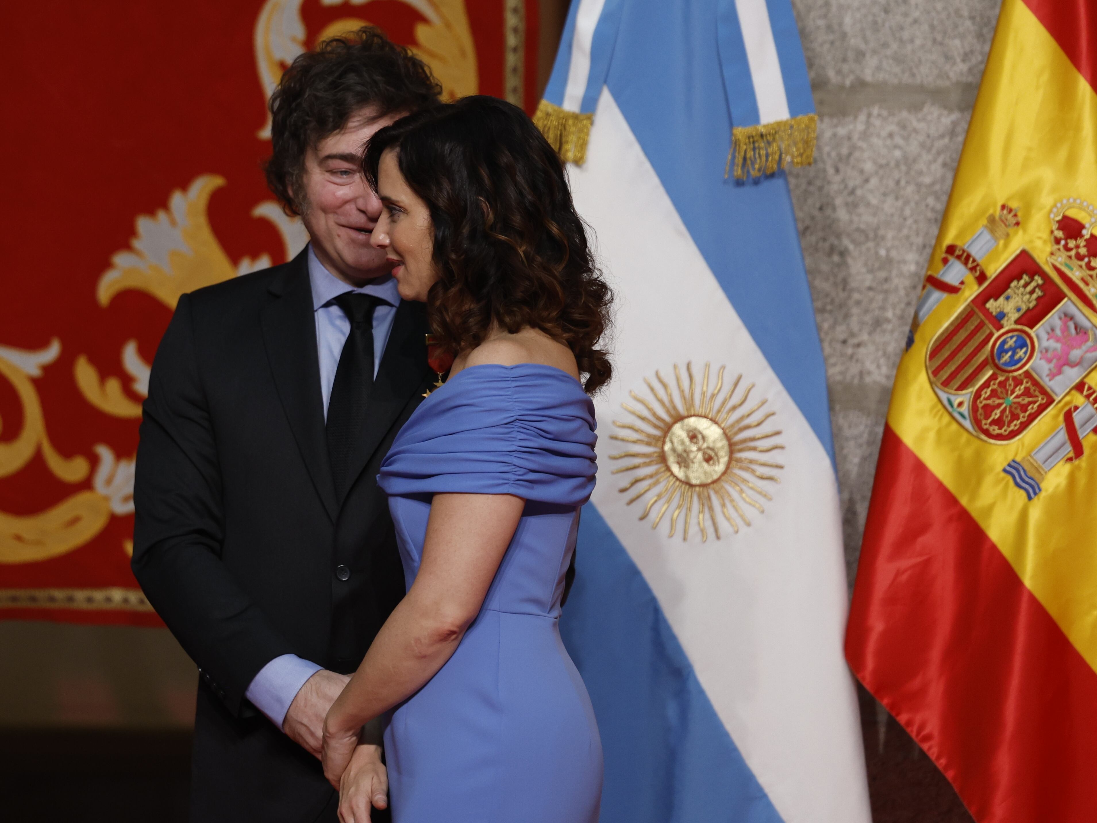 Javier Milei conversa con Isabel Díaz Ayuso, durante el acto de este viernes.