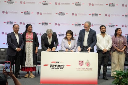 La simbólica firma de contrato para que el Gran Premio de Ciudad de México se organice hasta 2028. En la imagen Alejandro Soberón, presidente de CIE; Clara Brugada, jefa de Gobierno de Ciudad de México, y Stefano Domenicali, CEO de la Fórmula 1.
