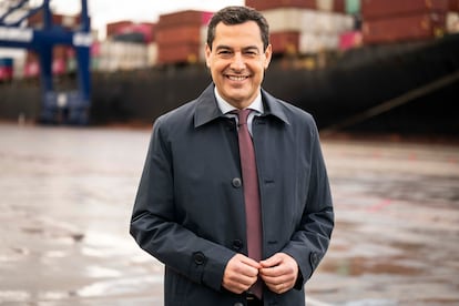 El presidente andaluz, Juanma Moreno, durante su mensaje de Navidad desde el Puerto de la Bahía de Algeciras (Cádiz).