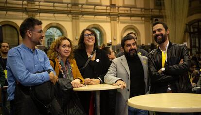 El consejero de Trabajo, Chakir el Homrani (4i); el presidente del Parlament, Roger Torrent (5i) y la consejera de Justicia, Ester Capella (2d), entre otros miembros de ERC.