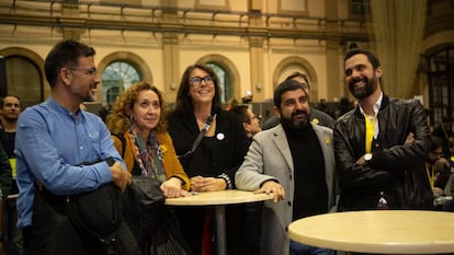 El consejero de Trabajo, Chakir el Homrani (4i); el presidente del Parlament, Roger Torrent (5i) y la consejera de Justicia, Ester Capella (2d), entre otros miembros de ERC.