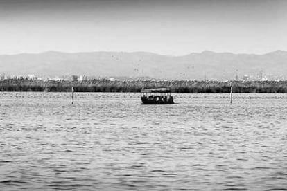 Una barca turística cruza el lago de L&#39;Albufera