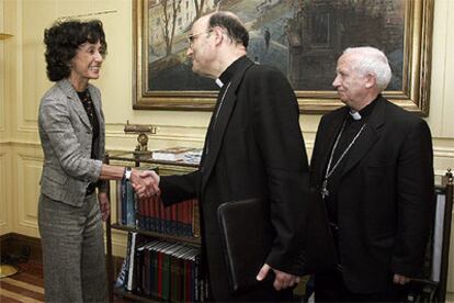 La ministra de Educación y Ciencia, Mercedes Cabrera, recibe a una delegación de la Conferencia Episcopal.