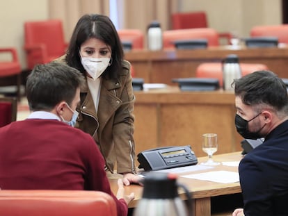 En primer término Íñigo Errejón (Más País) y Gabriel Rufián (ERC), conversan con la portavoz del PSOE, Adriana Lastra, antes de la reunión de la Junta de Portavoces este martes en el Congreso.