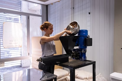 Camila Castro en su taller en el barrio Barracas, en Buenos Aires.