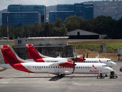 Dos aviones de Avianca aparcados en el Aeropuerto La Aurora, en Ciudad de Guatemala, en marzo.