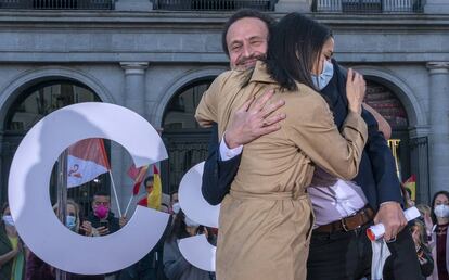 Edmundo Bal, candidato de Ciudadanos a la presidencia de la Comunidad de Madrid, abraza a la líder del partido Inés Arrimadas, en un acto de campaña.