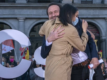 Edmundo Bal, candidato de Ciudadanos a la presidencia de la Comunidad de Madrid, abraza a la líder del partido Inés Arrimadas, en un acto de campaña.