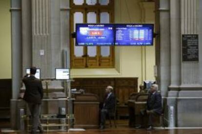 Monitor en la bolsa de Madrid que muestra, entre otras, la prima de riesgo de Espa?a, que mide la confianza del mercado en la deuda soberana espa?ola, durante la jornada de ayer.