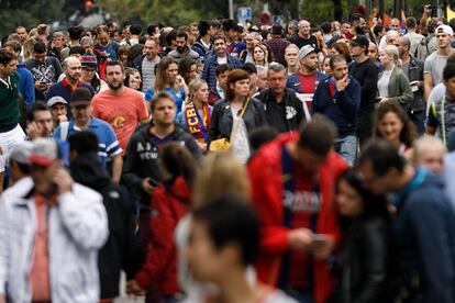 Asistentes al Campo Nou abandonan los aledaños del estadio tras conocer la decisión de que el partido se celebrará a puerta cerrada