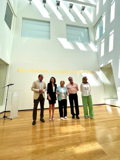 Rafael Mateos, Lola Hinojosa, Helga de Alvear, Francisco Pérez y María Jesús Ávila en la presentación de la exposición este jueves, delante de la frase tomada por Dora García que la preside.