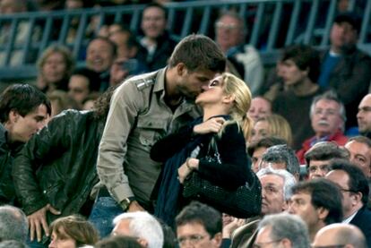 La cantante colombiana Shakira y el futbolista Gerard Piqué se besan en la tribuna del Camp Nou de Barcelona.