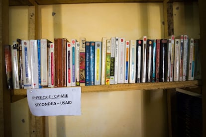 Las bibliotecas de los centros escolares no tienen mucho material, y casi todo ha sido donado por financiadores externos y en lenguas extranjeras. 