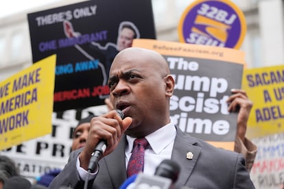 Ras Baraka alcalde de Newark habla a simpatizantes, el 15 de mayo del 2025. 