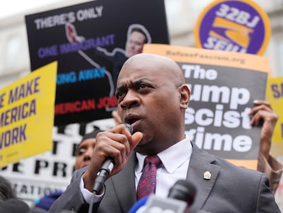 Ras Baraka alcalde de Newark habla a simpatizantes, el 15 de mayo del 2025.