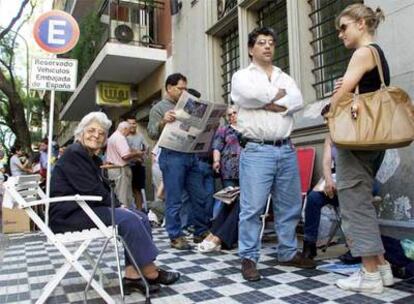 Ciudadanos argentinos esperan en fila ante el Consulado de España en Buenos Aires para conseguir un visado durante la crisis de 2002.