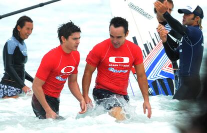 Zac Efron ha participado en un programa de aprendizaje de surf para recaudar fondos para la fundación One Sight. El actor se ha desplazado hasta la playa de Bondi en Sidney (Australia) para demostrar su manejo de la cámara. Junto a él han participado en el programa los surfistas profesionales Tom Whitaker y Layne Beachley.