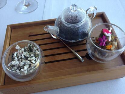 Un servicio de té de tierra, con champiñón en tres texturas:liofilizado, en caldo y laminado.