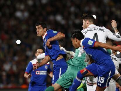 Ramos cabecea el primer gol.