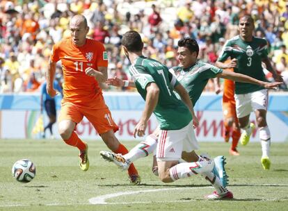 Arjen Robben adelanta a Héctor Moreno.