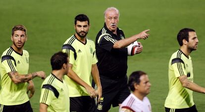 Ramos, Cazorla, Albiol, Del Bosque y Cesc, en el entrenamiento.