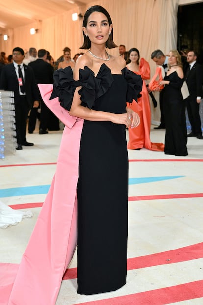 La modelo Lily Aldrigde, muy elegante con este vestido de Oscar de la Renta.