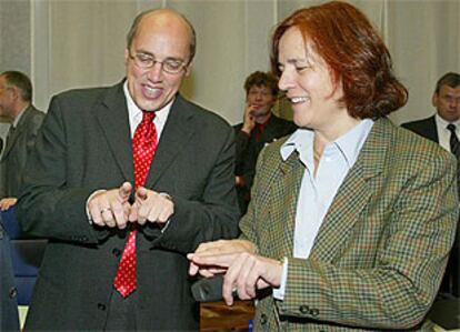 El ministro de Transportes alemán, Kurt Bodewig, conversa con la Comisaria de la UE, Loyola de Palacio, ayer.