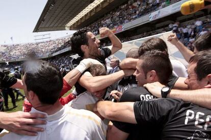 Los jugadores de la Ponferradina celebran el ascenso