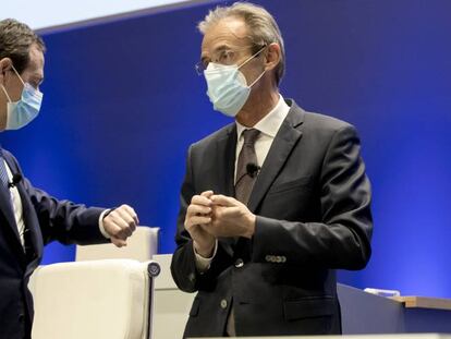 El consejero delegado de CaixaBank, Gonzalo Gortázar, junto al presidente de la entidad, Jordi Gual, durante la pasada junta extraordinaria de accionistas.