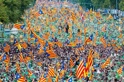 La manifestació vista des de l'encreuament de la Meridiana amb el carrer València.