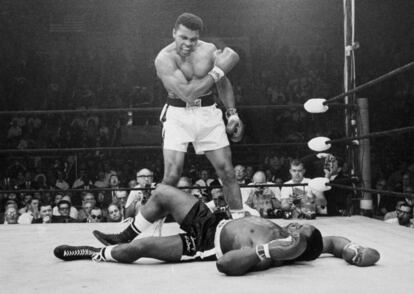 Muhammad Ali en un combate contra Sonny Liston en 1965.