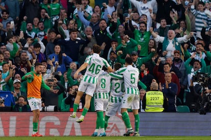 Los jugadores del Betis celebran el primer gol de los verdiblancos ante el Barcelona este sbado en el estadio Benito Villamarn.