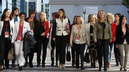 Militantes socialistas, entre ellas Elena Valenciano, Soraya Rodríguez y Trinidad Jiménez, llegan a la sede de la Conferencia Política.