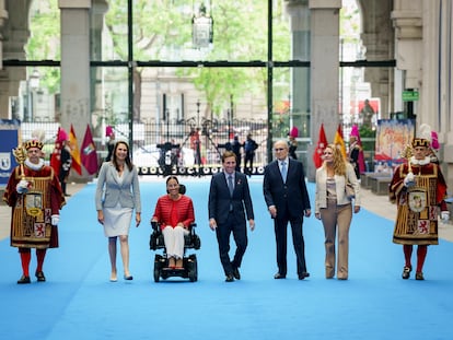 El alcalde de Madrid, José Luis Martínez-Almeida, posa con los galardonados durante el acto de entrega de las Medallas de Honor con motivo de la festividad de San Isidro.