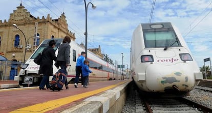 Pasajeros de la línea de Huelva a Zafra en la estación onubense.