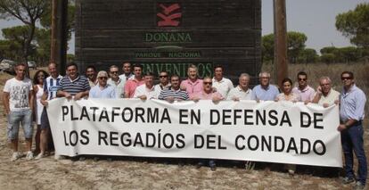 Representantes de la plataforma de El Condado, en el acceso a Do&ntilde;ana.