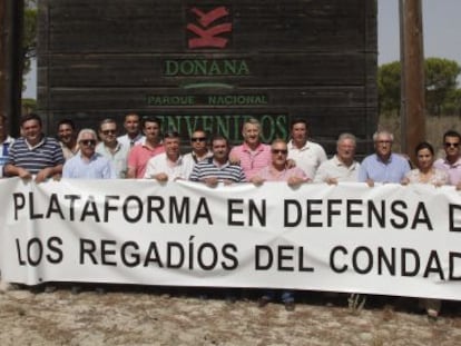 Representantes de la plataforma de El Condado, en el acceso a Do&ntilde;ana.