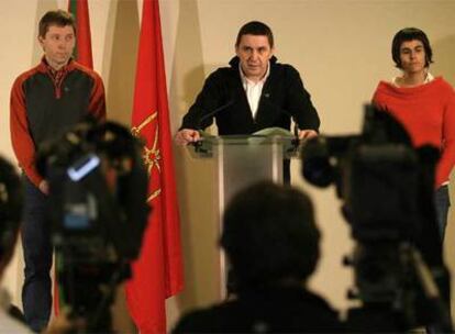 Rufi Etxeberría, Arnaldo Otegi y Arantza Santesteban, durante la comparecencia ante los periodistas.