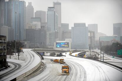 Camiones quitanieves limpian la I75/85 durante una tormenta de nieve en Atlanta. El sureste de Estados Unidos sufre los embates de una "histórica" tormenta invernal que ha dejado miles de hogares y negocios sin electricidad, que podría tardar días en recuperarse si se mantienen las malas condiciones meteorológicas.