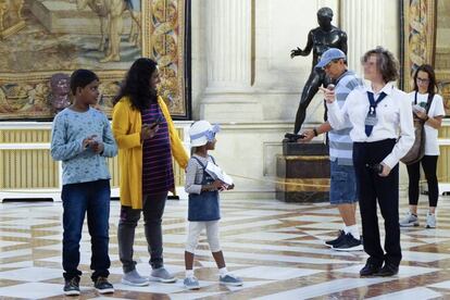 Una de las asistentes atiende a una familia.